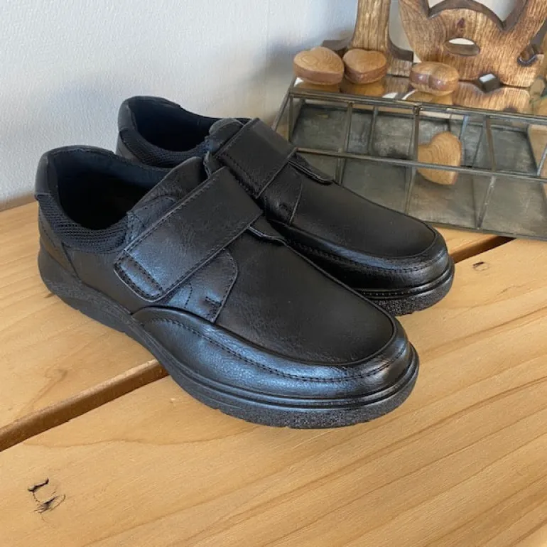 Herresko i sort PU med bred velcrolukning og robust TPR-sål