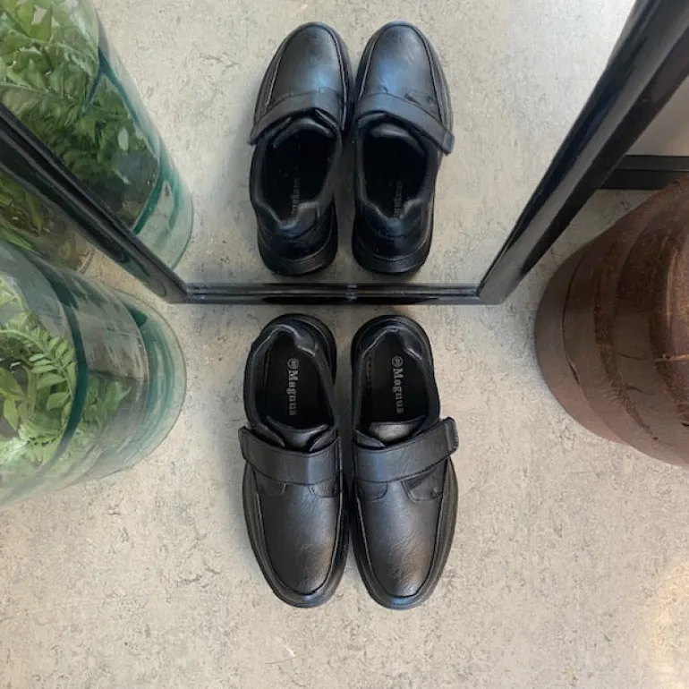 Herresko i sort PU med bred velcrolukning og robust TPR-sål