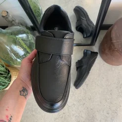 Herresko i sort PU med bred velcrolukning og robust TPR-sål