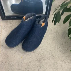 Høj blå hjemmesko i uld med skridhæmmende såler fra Green Comfort