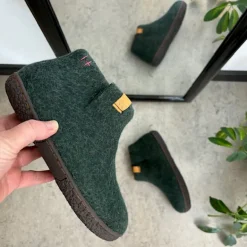 Høj grøn hjemmesko i uld med skridhæmmende såler fra Green Comfort