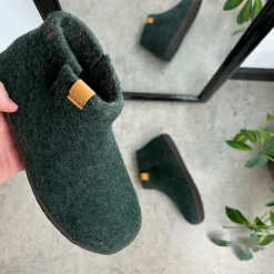 Høj grøn hjemmesko i uld med skridhæmmende såler fra Green Comfort
