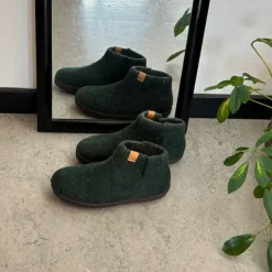 Høj grøn hjemmesko i uld med skridhæmmende såler fra Green Comfort