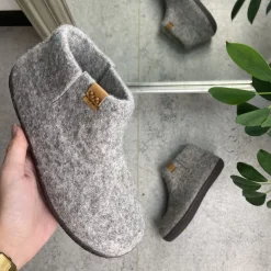 Høj lysegrå hjemmesko i uld med skridhæmmende såler fra Green Comfort