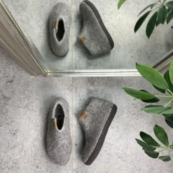 Høj lysegrå hjemmesko i uld med skridhæmmende såler fra Green Comfort
