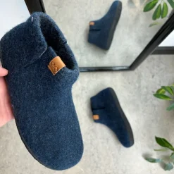 Høj marineblå hjemmesko i uld med skridhæmmende såler fra Green Comfort