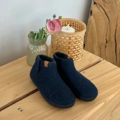 Høj marineblå hjemmesko i uld med skridhæmmende såler fra Green Comfort