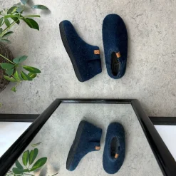 Høj marineblå hjemmesko i uld med skridhæmmende såler fra Green Comfort