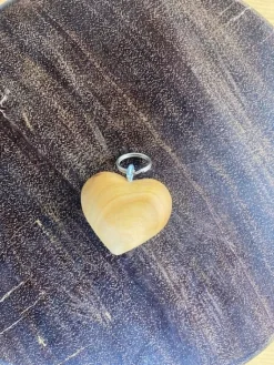 Hjertenøglering i træ - omsorg og kærlighed lige ved hånden