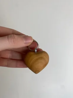 Hjertenøglering i træ - omsorg og kærlighed lige ved hånden