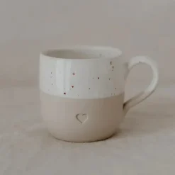 Håndlavet keramik kop med hjerte – stilfuld og hyggelig kaffekop