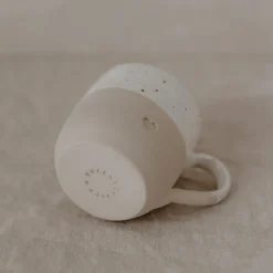 Håndlavet keramik kop med hjerte – stilfuld og hyggelig kaffekop