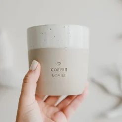Håndlavet keramik krus uden hank – med indgraveret tekst Coffee Lover