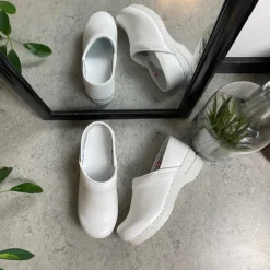 Hvid fleksibel Sanita-træsko med hælkappe.