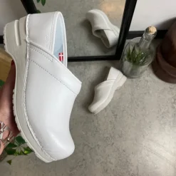 Hvid fleksibel Sanita-træsko med hælkappe.