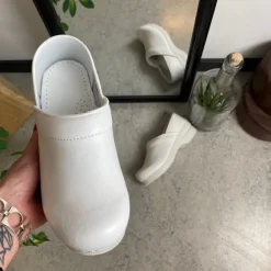 Hvid fleksibel Sanita-træsko med hælkappe.