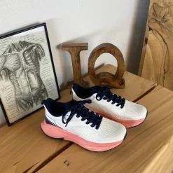 Hvid komfortsko med stødabsorberende sål