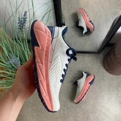 Hvid komfortsko med stødabsorberende sål