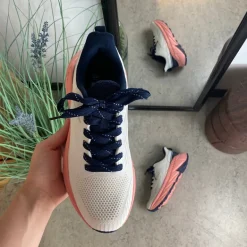 Hvid komfortsko med stødabsorberende sål