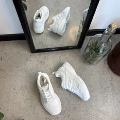 Hvid letvægtssko fra Gaitline med optimal af støddæmpning og svangstøtte