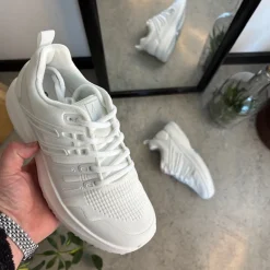 Hvid letvægtssko fra Gaitline med optimal af støddæmpning og svangstøtte