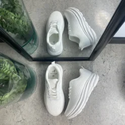 Hvid letvægtssko med god stødabsorbering