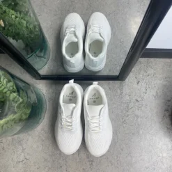 Hvid letvægtssko med god stødabsorbering