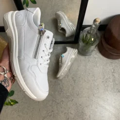 Hvid Remonte sko i skind med fremragende svangstøtte.