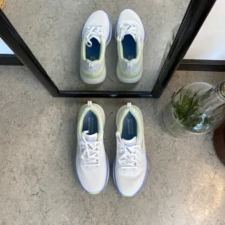 Hvid Skechers GoRun sko med flotte detaljer