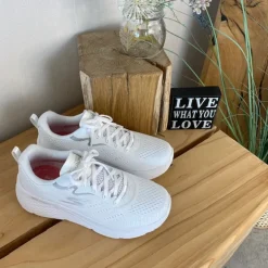 Hvid Skechers Max Cushion sko – optimal støtte og uovertruffen komfort.