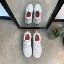 Hvid Skechers Max Cushion sko – optimal støtte og uovertruffen komfort.