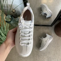 Hvid Skechers med glat skind overflade