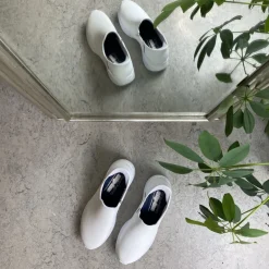 Hvid skind slip-in sko fra Skechers