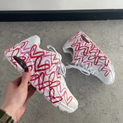 Hvid sko fra Skechers med flotte detaljer