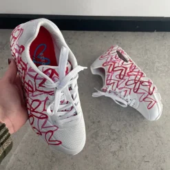 Hvid sko fra Skechers med flotte detaljer