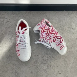 Hvid sko fra Skechers med flotte detaljer