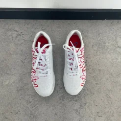 Hvid sko fra Skechers med flotte detaljer