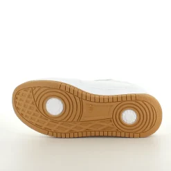 Hvid sko med velcroremme og ekstra stødabsorbering i hælen