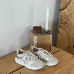 Hvid sommersko med sølv effekter