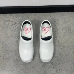 Hvid træsko i god kvalitet med hælkap og god komfort