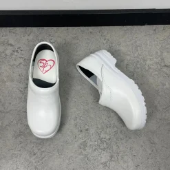 Hvid træsko i god kvalitet med hælkap og god komfort