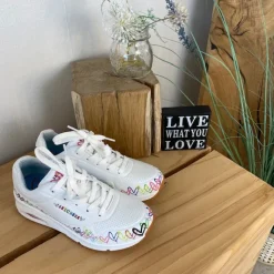 Hvide Skechers sko med flotte hjertedetaljer