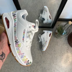 Hvide Skechers sko med flotte hjertedetaljer