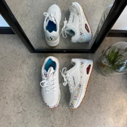 Hvide Skechers sko med flotte hjertedetaljer