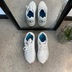 Hvide Skechers sko med flotte hjertedetaljer