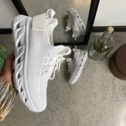 Hvide slip-on sko med strikoverdel