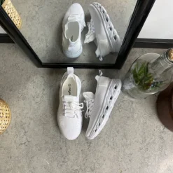 Hvide slip-on sko med strikoverdel