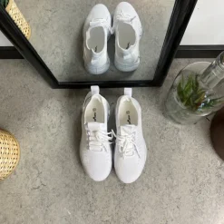 Hvide slip-on sko med strikoverdel