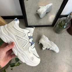 Hvide sportssko med ekstra hælstøddæmpning