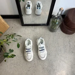 Hvide sportssko med ekstra hælstøddæmpning